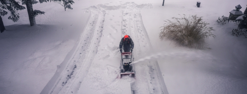 Преодоляване на предизвикателствата: Почистване на снега от стръмни алеи безопасно и ефективно